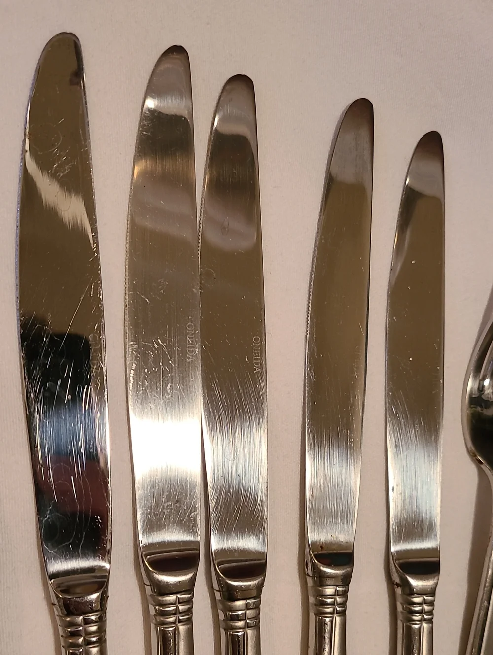 Oneida Amsterdam 18/10 Flatware Silverware Fork Knife Spoon Frosted Accent